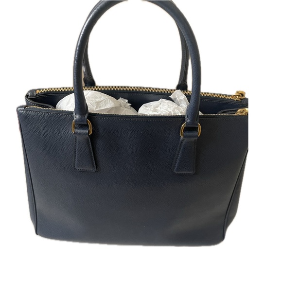 Pre loved Prada Navy Blue Saffiano Bag In Medium - Picture 2 of 8